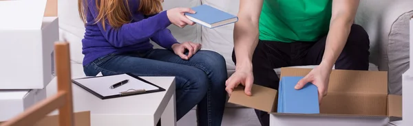 Gemeinsame Bücher sind gepackt — Stockfoto