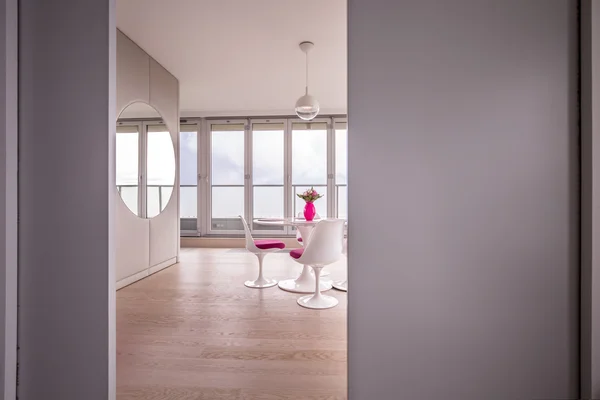 Interior de lujo con ventana enorme — Foto de Stock