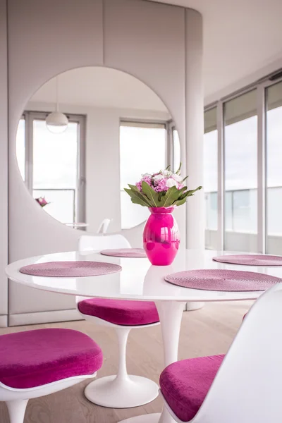 Mesa blanca y decoraciones de rosas —  Fotos de Stock