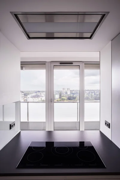 Grote venster in hedendaagse keuken — Stockfoto