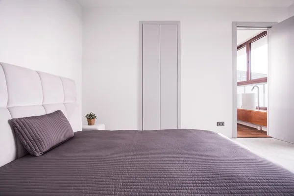 Parlak yatak odasında bej yatak örtüsü — Stok fotoğraf