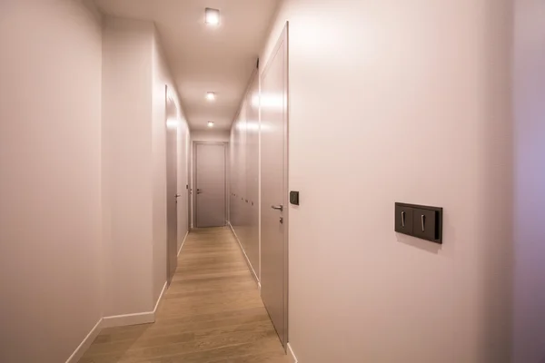 Длинный коридор в здании офиса — стоковое фото