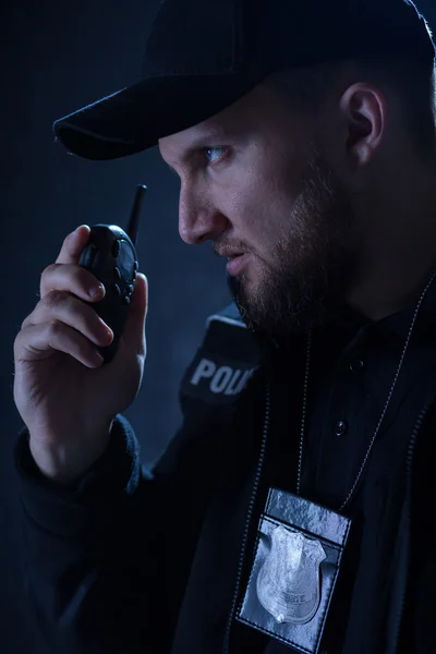 Un policier utilise un talkie-walkie — Photo