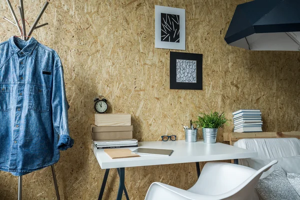 Espaço de trabalho no quarto masculino — Fotografia de Stock