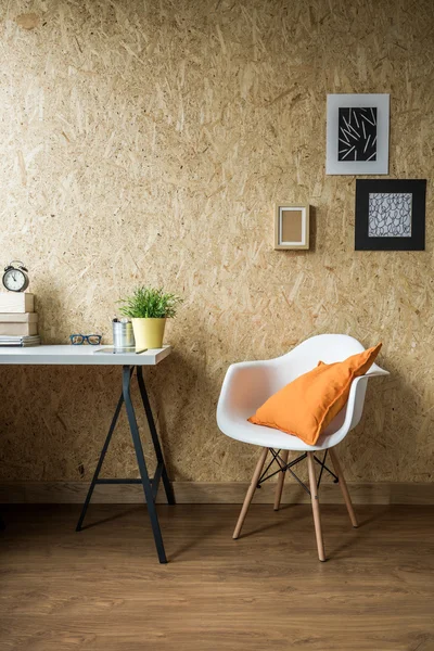 Fehér szék narancssárga párna — Stock Fotó