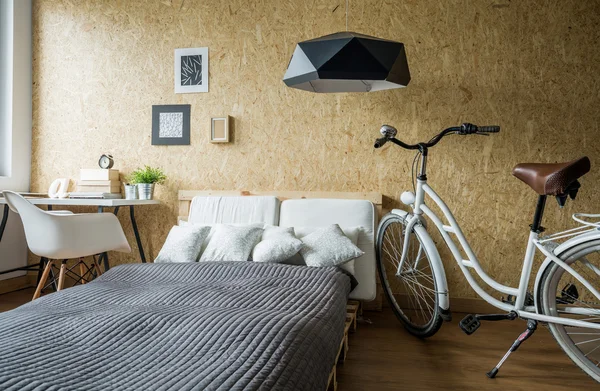 Bicicleta en dormitorio acogedor moderno — Foto de Stock