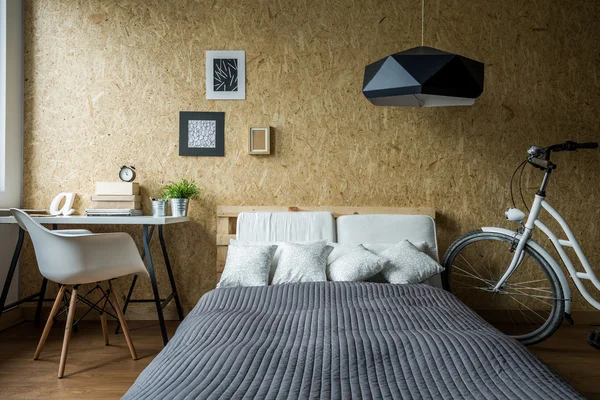 Pallet bed in ecologische slaapkamer — Stockfoto