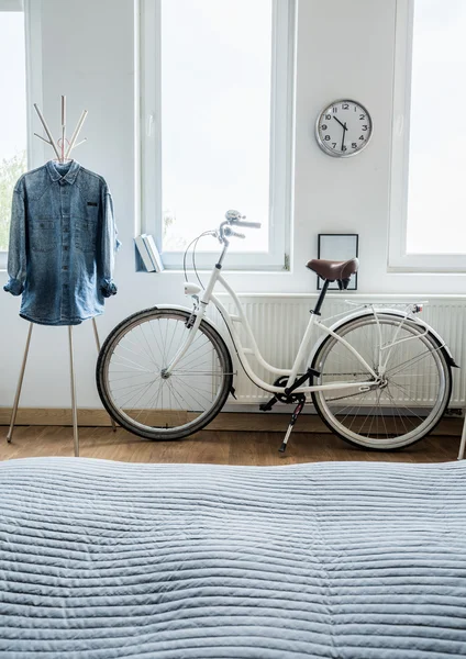 Современный велосипед и джинсовая рубашка — стоковое фото