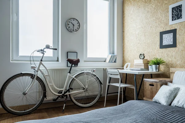 Girl 's bike in contemporary bedroom — стоковое фото