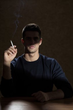 genç adam bir sigara