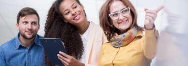 Gülümseyen iş adamları