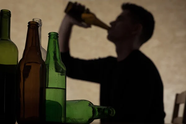 Teenager drinking beer — Stock Photo, Image