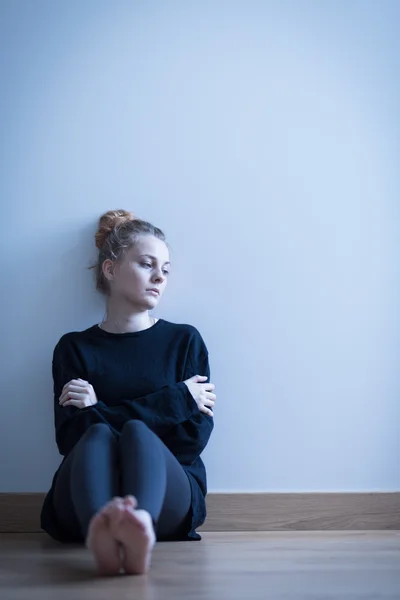 Depressed girl sitting — Stockfoto