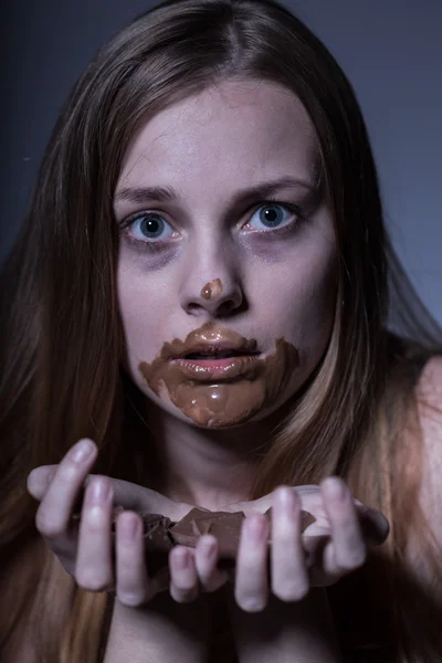 Adolescent gorger sur chocolat — Photo