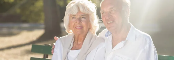 La pareja de ancianos está sentada juntos — Foto de Stock