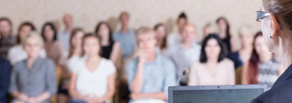 Die Menschen hören zu — Stockfoto