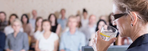 Businesswoman is drinking water — Stock Photo, Image