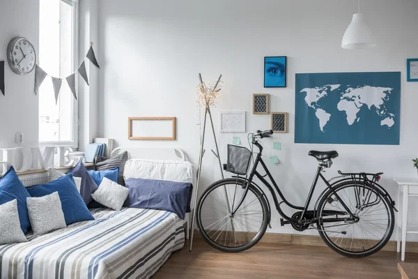 Bicicleta no quarto do adolescente — Fotografia de Stock