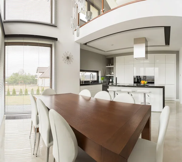 Dining area and open kitchen — Stock Photo, Image