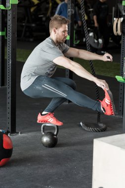 Balancing squat on the kettlebar