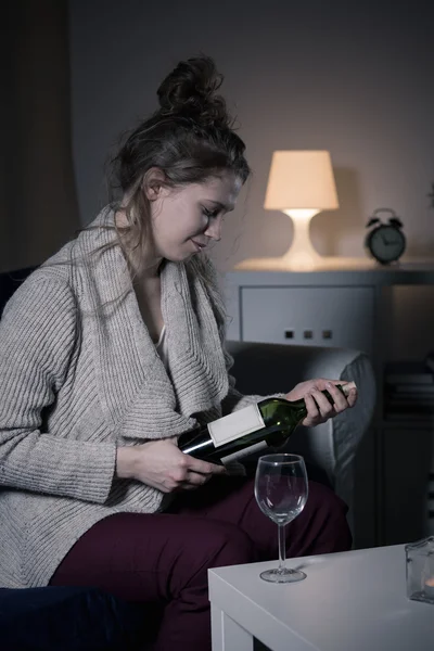 Woman opening bottle of wine — Stock Photo, Image