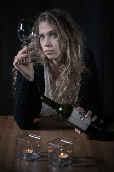 Алкоголик смотрит на стакан — стоковое фото