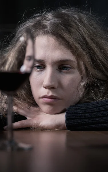 Üzgün kadın şarap içme — Stok fotoğraf