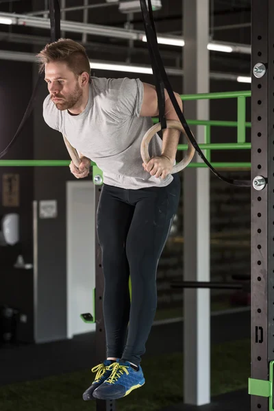 Mann macht Crossfit-Übungen — Stockfoto