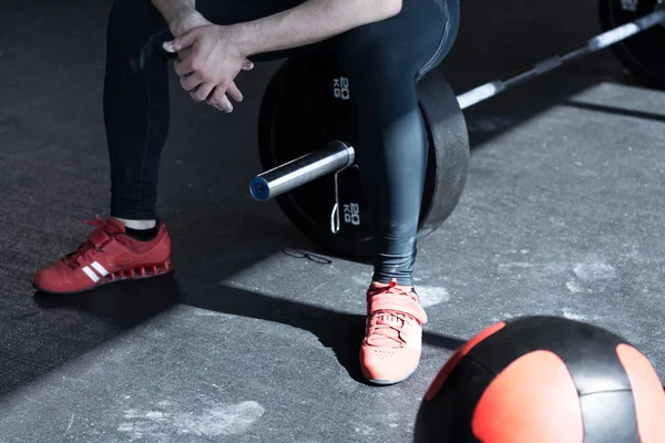 Man with gym exercise equipment — ストック写真