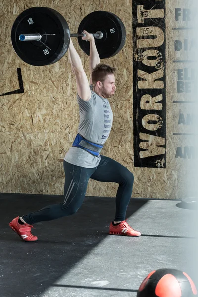 Tyngdlyftning i gymmet — Stockfoto