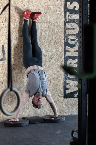 Handstand during crossfit training — Stock Photo, Image