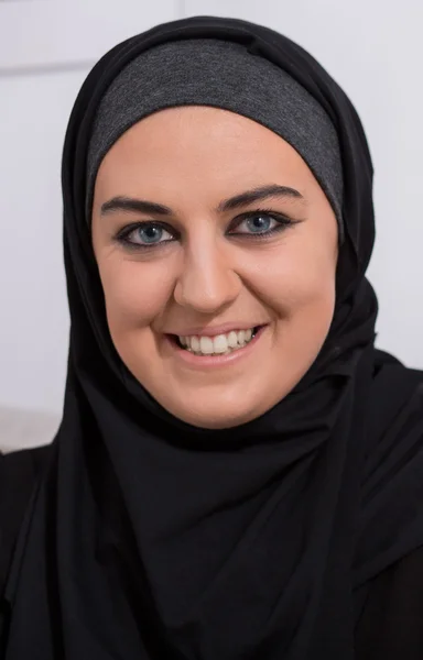 Smiling arabic woman wearing hijab — Stock fotografie