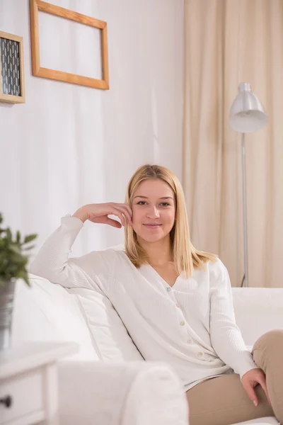 Mujer europea sentada en el salón — Foto de Stock