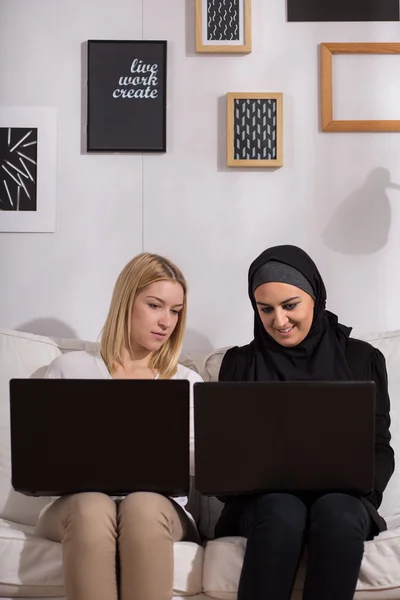 Women using laptop to communicate — Stockfoto