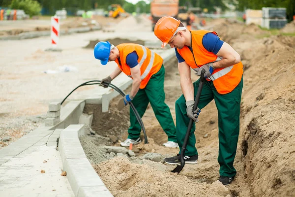 Travailleurs sur une construction routière — Photo