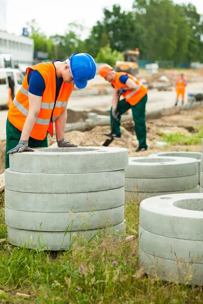 Müder Arbeiter macht Pause — Stockfoto