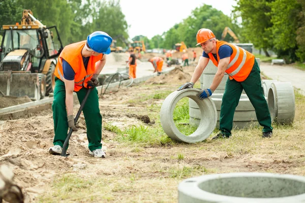 Constructores trabajando duro — Foto de Stock