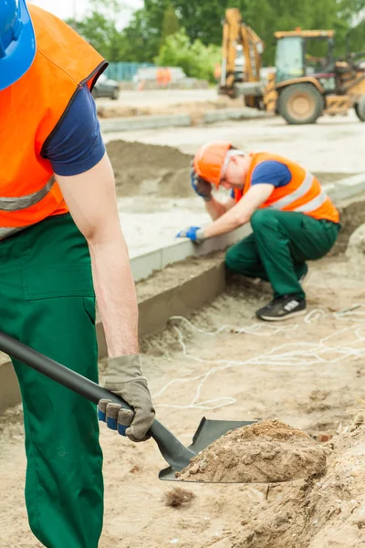 Two builders on a platform — Stockfoto