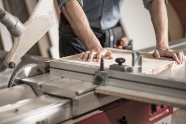 Testere makinesi kullanarak marangoz