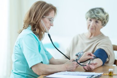 Kan basıncına bakıyorum.