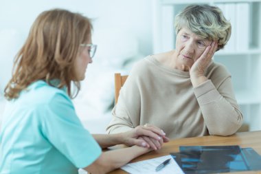 Yaşlı hasta teselli