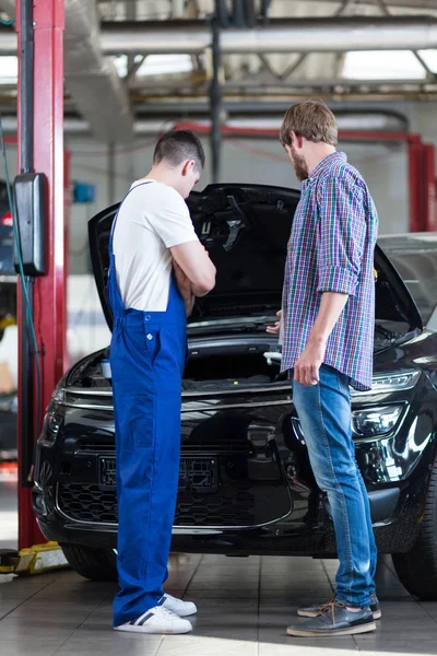 Car mechanic diagnosing auto — Stock Photo, Image