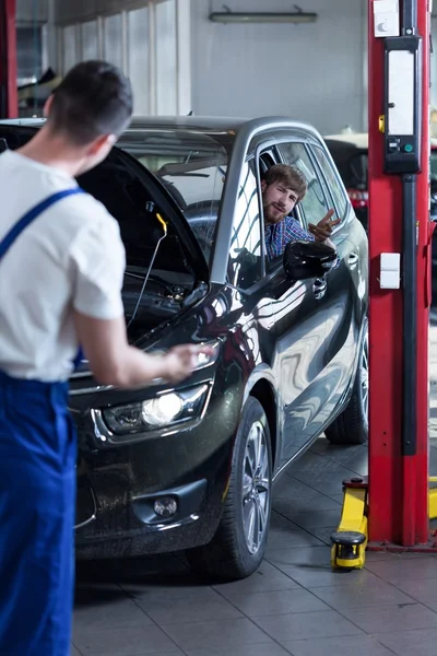 Mecanic de examinare a vehiculului — Fotografie, imagine de stoc