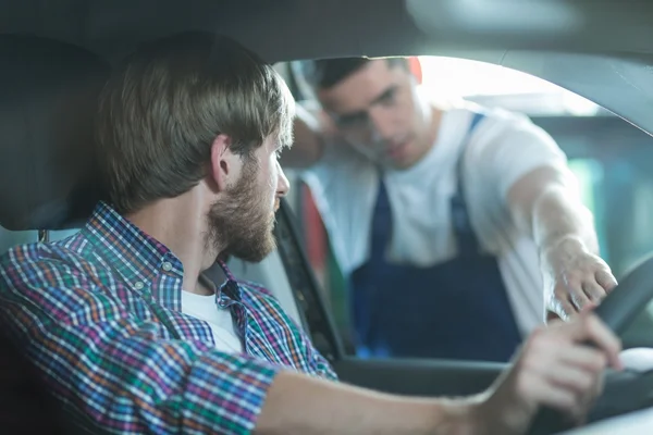 Car mechanic and male driver — Stock Photo, Image