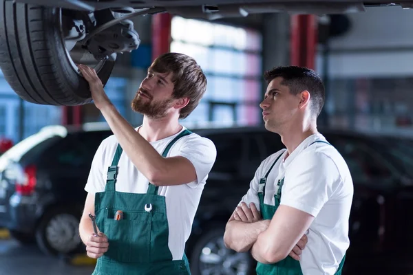 Zwei hübsche Automechaniker — Stockfoto