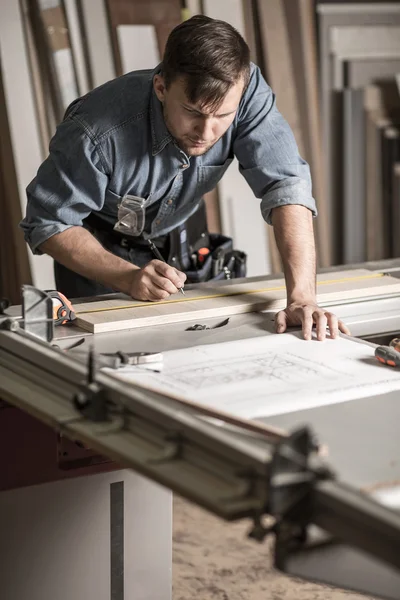 Craftsman at the workbench — Stock Photo, Image