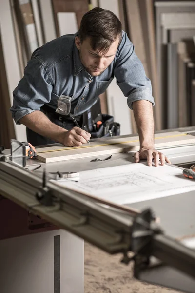 Handwerker an der Werkbank — Stockfoto