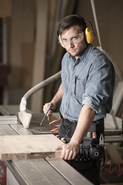 Arbejder i høreværn og beskyttelsesbriller - Stock-foto