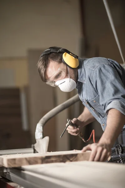 Trabalhador usando uma máscara de segurança — Fotografia de Stock