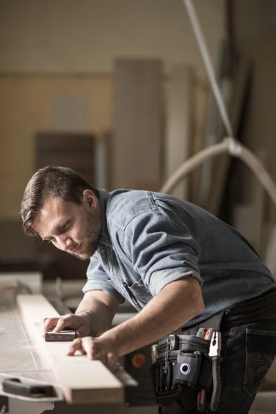 Een houten plank polijsten — Stockfoto